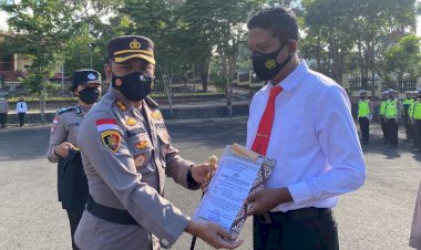 Lagi,-Kapolres-TTU-Berikan-Reward-Bagi--Anggota-yang-Berhasil-Ungkap-Judi