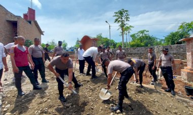 Anggota-Polres-TTU-Kerja-Bhakti-di-Gereja--Sasi,-Pater-Jose-:-Ini-Dukungan-Luar-Biasa