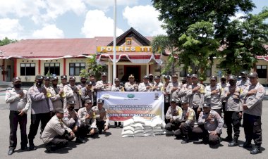 Kapolres-TTU-Salurkan-Paket-Cinta-Kasih-Untuk-Masyarakat-Kurang-Mampu