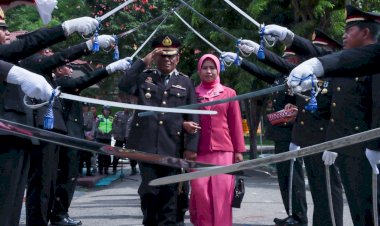 Tradisi-Pedang-Pora-Warnai-Upacara-Wisuda-Purnabakti-2-Orang-Anggota-Polres-TTU