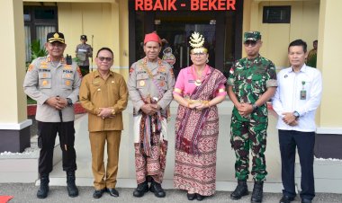 Kunker-di-Polres-Kupang,-Kapolda-NTT-dan-Ketua-Bhayangkari-Daerah-Dikenakan-Pakaian-Adat-Amarasi