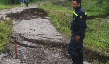 Longsor-Makan-Jalan-Penghubung-Desa-Manusasi-dan-Sainam,-Bhabinkamtibmas-Turun-Pasang-Tanda-Peringatan