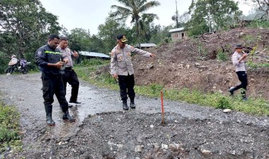 Wakapolres-TTU-Turun-Monitor-Jalan-Longsor-di-Desa-Manusasi