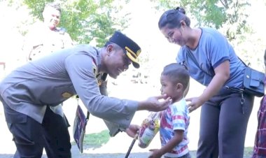 Wujud-Kepedulian,-Kapolres-TTU-dan-Ketua-Bhayangkari-Cabang-TTU-Beri-Bansos-Untuk-Korban-Bencana