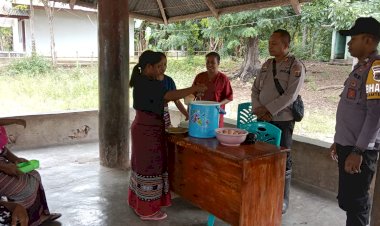 Kapolsek-Insana-Pimpin-Pemberian-Asupan-Gizi-Kepada-Balita-Stunting-di-Manunain-A