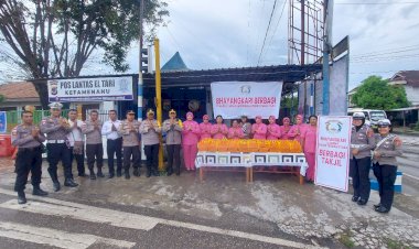 Sambut-Bulan-Suci-Ramadhan,-Kapolres-TTU-Bersama-Ketua-Bhayangkari-dan-PJU-Bagi-Takjil