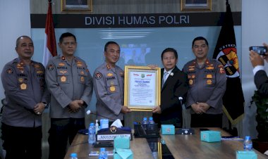 Divhumas-Polri-Raih-Presisi-Award-Atas-Prestasi-Strategi-Komunikasi-Publik-dari-LEMKAPI