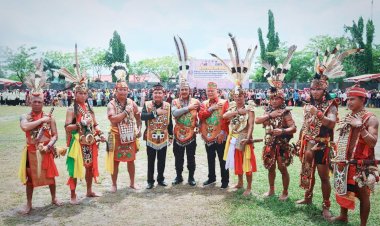 Disaksikan-Ribuan-Masyarakat,-Wakapolri-Dianugerahi-Warga-Kehormatan-Dayak-Kalteng-Dan-Bagikan-5.000-Paket-Bansos