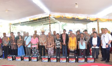 Polda-NTT-Menebarkan-Kasih-dalam-Kegiatan-Bakti-Sosial,-Kesehatan,-dan-Rohani-di-Kecamatan-Sulamu.-