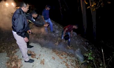 Respon-Cepat,-Kapolres-TTU-Pimpin-Anggota-Turun-Lakukan-Pemadaman-Kebakaran-di-Hutan-Oeluan