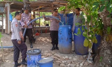 Kapolsek-Miomaffo-Barat-Polres-TTU-Pimpin-Anggota-Beri-Bantuan-Air-Bersih-di-Desa-Nian