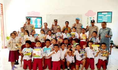 Implementasi-Distribusi-Buku-Sampai-Pelosok-Nusantara,-Kapolsek-Insana-Polres-TTU-Bagi-Buku-Bacaan-untuk-Anak-SD
