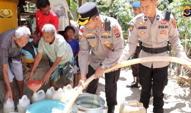 Pimpin-Pembagian-Air-Bersih-di-Dua-Desa-di-Noemuti,-Kapolres-TTU-:-Semoga-Bermanfaat