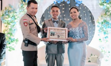 Patroli-Dialogis,-Bhabinkamtibmas-Kefa-Utara-Polres-TTU-Beri-Piagam-Duta-Anti-KDRT-Kepada-Pasutri