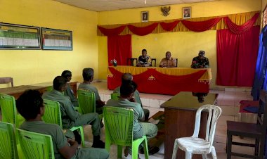 Dua-Personil-Bhabinkamtibmas-Kefamenanu-Galang-Kesadaran-Jelang-Pemilu-2024.