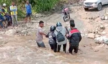 Bhabinkamtibmas-Manusasi-Polres-TTU-Gotong-Royong-Sebrangkan-Warga-Saat-Banjir