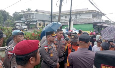 Basah-Kuyup-Diguyur-Hujan-Lebat,-Kapolres-TTU-dan-Anggota-Setia-Amankan-Unjuk-Rasa