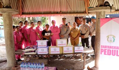 Ringankan-Beban-Korban-Kebakaran,-Kapolres-TTU-dan-Ketua-Bhayangkari-Bantu-Sembako