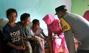 Kunjungi-Warga-yang-Sakit,-Kapolres-TTU-dan-Ketua-Bhayangkari-Beri-Motivasi-dan-Bantuan-Sembako