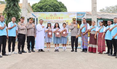Polres-TTU-Beri-Beasiswa-Bagi-Siswa-Berprestasi,-Romo-Djanu:-Kebaikan-ini-Tidak-Akan-Kami-Lupakan