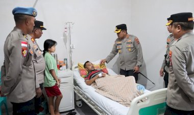 Wujudkan-Kepedulian,-Kapolres-TTU-Bersama-Pejabat-Utama-Jenguk-Anggota-yang-Sakit