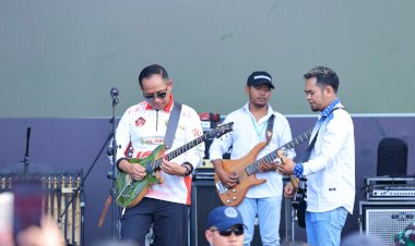 HUT-ke-79-TNI,-Panglima-dan-Kapolri-Hibur-Warga-dengan-Nyanyi-Bareng
