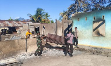 Personel-Polres-Flotim-Bersama-TNI-Bantu-Warga-Bersihkan-Puing-Rumah-di-Desa-Bugalima