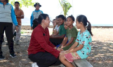 Polwan-Polres-Flotim-Gelar-Trauma-Healing-untuk-Anak-Anak-Korban-Bentrokan-di-Adonara-Barat