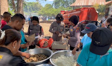 Personel-Gabungan-Polri-dan-TNI-Masak-untuk-Pengungsi-Erupsi-Gunung-Lewotobi-di-Posko-Pengungsian-Konga