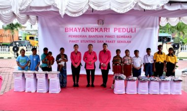 Kunjungan-Ketua-Umum-Bhayangkari-Ny.-Juliati-Sigit-Prabowo-ke-Polres-Kupang,-Berikan-Bantuan-Kemanusiaan
