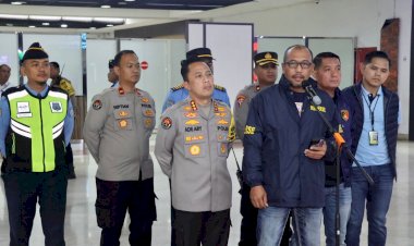 2-Pelaku-Kasus-Judi-Online-Libatkan-Pegawai-Komdigi-Tiba-di-Bandara-Soetta