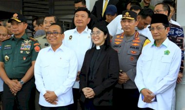 Jelang-Ibadah-Malam-Natal,-Menko-Polkam-Kapolri-Tinjau-Gereja-GKI-Samanhudi-dan-Gereja-Immanuel