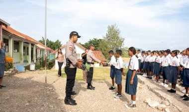 Polri,-Melalui-Polsubsektor-Bikomi-Nilulat-Beri-Reward-Kepada-Pelajar-Berprestasi-di-Wilayah-Perbatasan-RI-RDTL