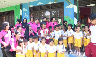 Makanan-Extra-Bagi-Anak-Anak-TK-Bhayangkari-06-Kefamenanu-di-Hari-Kasih-Sayang