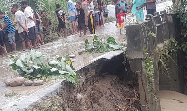 Bhabinkamtibmas-Maurisu-Tanggap,-Bersama-Warga-Bersihkan-Jembatan-Rusak-Akibat-Banjir
