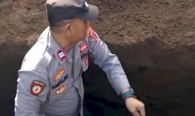 Anggota-Polsek-Buluspesantren-Ikut-Menggali-Makam-demi-Bantu-Sahabatnya