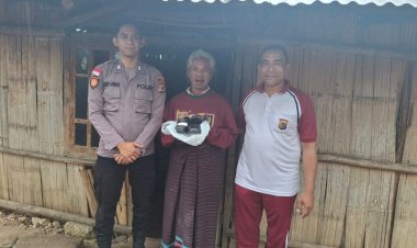 Refleksi-Humanis-IPDA-Kornelis-Lamapaha-:-Dua-Pasang-Sepatu-Gereja-Buat-Warga 