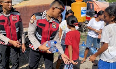 Polri-untuk-Masyarakat:-Polda-NTT-Distribusikan-Air-Bersih-ke-Posko-Pengungsian-Erupsi-Gunung-Lewotobi