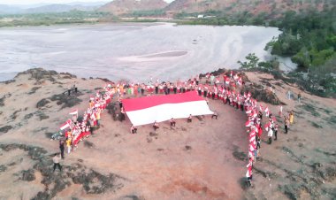 Polres-TTU-Bentang-Bendera-Merah-Putih-di-Pantai-Oesoko