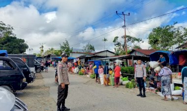 Jaga-Keamanan-dan-Kelancaran-Arus-Lalin:-Kehadiran-Polsek-Miobar-Bawa-Pasar-Sallu-Eban-Aman-dan-Kondusif