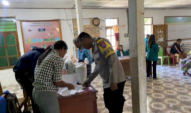 Pastikan-Tepat-Sasaran,-Bhabinkamtibmas-Oetalus-Kawal-Ketat-Penyaluran-Bantuan-BLT