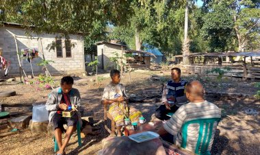 Cegah-Kriminalitas-Sejak-Dini,-Bhabinkamtibmas-Desa-Oelami-Perketat-Pengawasan-Peredaran-Miras