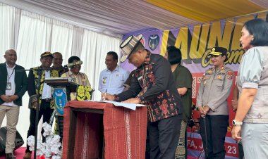 Gubernur-Melki-Lakalena-Resmikan-NTT-Mart,-Kapolres-TTU-Borong-Produk-Lokal-Dukung-UMKM