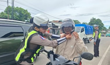 Sentuhan-Humanis-Sat-Lantas-Polres-TTU:-Brigpol-Lola-Bistolen-Pastikan-Keselamatan-Pengendara