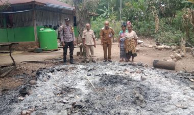 Respon-Cepat-Musibah-Kebakaran,-Bhabinkamtibmas-Polsek-Noemuti-Hadir-Beri-Dukungan-Moral-bagi-Korban