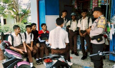 Cegah-Kenakalan-Remaja,-Bhabinkamtibmas-Kefa-Selatan-Sambangi-Siswa-di-Luar-Lingkungan-Sekolah