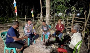 Humanis-dan-Dekat-dengan-Warga,-Bhabinkamtibmas-Oetalus-Gencarkan-Sambang-Malam-Jaga-Kamtibmas-Kondusif