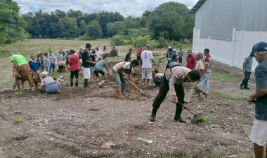 Gotong-Royong-TNI-Polri-dan-Warga,-Gedung-Koperasi-Desa-Fatumuti-Siap-Diresmikan