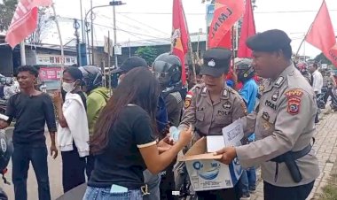 Sejukkan-Suasana-May-Day,-Aksi-Humanis-Personel-Polres-TTU-Bagikan-Air-Mineral-di-Tengah-Massa-Unjuk-Rasa