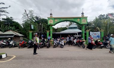 Sat-Lantas-Polres-TTU-Kawal-Pelaksanaan-Ibadah-Sholat-Jumat-di-Kota-Kefamenanu,-Wujudkan-Harmoni-dan-Keamanan